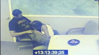 Черная девушка делает минет парням, заснятым на пленку - порно видео