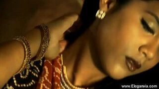 Взгляд на ее красоту завораживает - порно видео