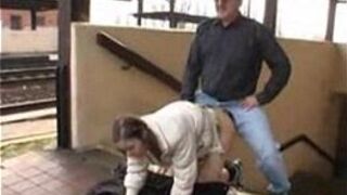 Молодая девушка трахается в анал на вокзале - порно видео