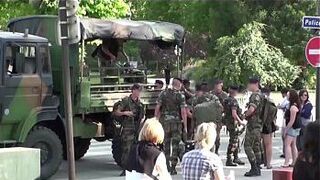 Экстремально рискованный публичный секс втроем у самой известной достопримечательности мира - порно видео