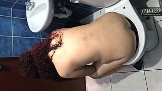 Я трахал МАМУ МОЕГО ДРУГА, почти не видел ее одну, у нас был быстрый секс. Она хочет меня, ей нравятся молодые люди, мы даже трахаемся в ванной, и она кончает - порно видео