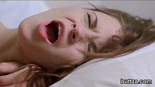 Фантастическая стройная цыпочка получает ее тугую пизду и маленькую анальную дырочку - порно видео