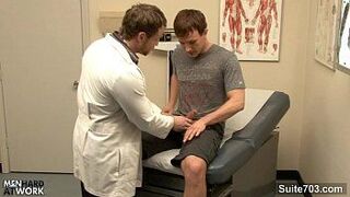 Сексуальная пациентка трахается с доктором-геем - порно видео