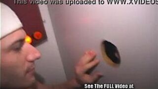 Твинк из колледжа сосет член в гей-книжном магазине у глорихола - порно видео