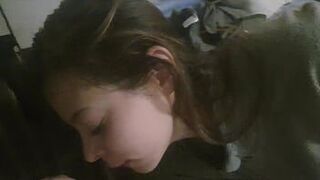 Девушка моего брата сосет мне - порно видео