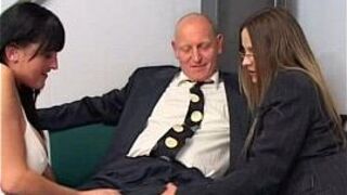 Британско-английские шлюшки Донна Мари и Поппи Морган в офисном тройничке - порно видео