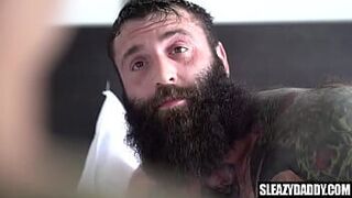 Большой отчим трахает пасынка в машине - порно видео