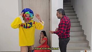 Я ТРАХАЮ ИМЕНИННИЦУ В ДОМЕ ЕЕ ОТЦА, ПОКА ОН РАБОТАЕТ - порно видео