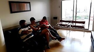 ПО ТЕЛЕВИЗОРУ НИЧЕГО НЕ ПОЯВЛЯЕТСЯ, ПОЭТОМУ Я ТРАХНУЛА САНТЕХНИКА И ДРУГА МОЕГО МУЖА, ЧТО МЫ СДЕЛАЛИ ЦВЕТОК - порно видео