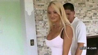 Соблазнение возбужденной милфы с большими сиськами в спальне - порно видео