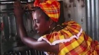 Чернокожая красотка Багира трахнута твердым белым членом - порно видео