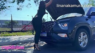 Одаренный водитель грузовика трахает киску непослушной азиатки посреди дороги, когда она остановилась, чтобы помочь горячей японке - Лина Накамура - Джон Коффи - порно видео