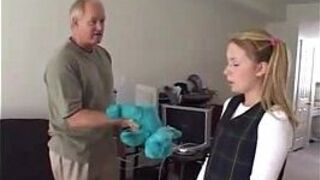 Сладкая падчерица молодой женщины наказана - порно видео