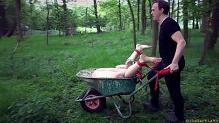 Безжалостное унижение рабыни, покоренной жестким трахом в клетке - порно видео