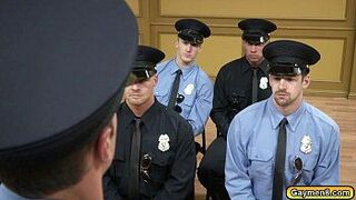 Молодой полицейский сосет и его трахают в анал - порно видео