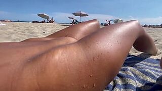 Горячая Моника Фокс лижет яйца и сосет хуй на общественном пляже и глотает сперму - порно видео