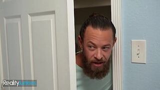 (Брэд Ньюман) трахает и наполняет киску сестры своей подруги (Аликс Стар) спермой - наркоманы от реальности - порно видео