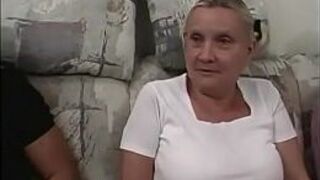 Грудастая бабушка выглядит немного нелепо в узком топе и короткой мини-юбке, но в постели ей, без сомнения, чертовски хорошо - порно видео