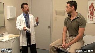 Похотливому доктору засадил его пациент-гей на работе - порно видео