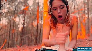 Скарлетт Тейлор и Стефан Роджерс не могут удержаться от траха на природе - порно видео