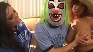 Горячая брюнетка из Бразилии Лючия Рейес и красотка рыжая шлюха Мисти Мендес из Мексики трахают американскую туристку - порно видео