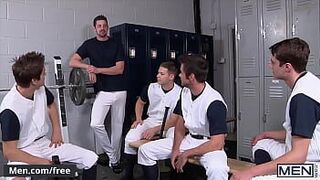 (Джонни Рэпид) стреляет своей порцией спермы, когда его дважды проникают в оргию со своим тренером (Эндрю Старк) - Мужчины - порно видео