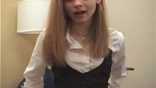 Тощая девушка сосет большой член в гостиничном номере - порно видео